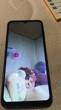 淫乱な女は、彼が持っている負荷で彼女の喉の奥深くでそのコックに彼女自身のポルノ猿轡を見ています