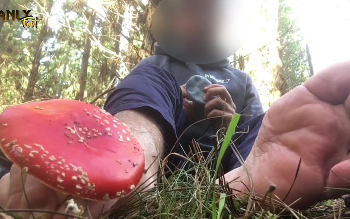 Manly foot: Ils m&amp;#039;appellent manlyfoot - pieds nus dehors - cueillette de champignons dans...