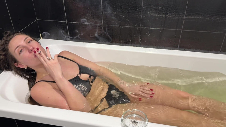 Hottie goddess: Merokok, mandi, meludah, menggoda tapak kaki dan berkedut, penyembahan kaki (pandangan...