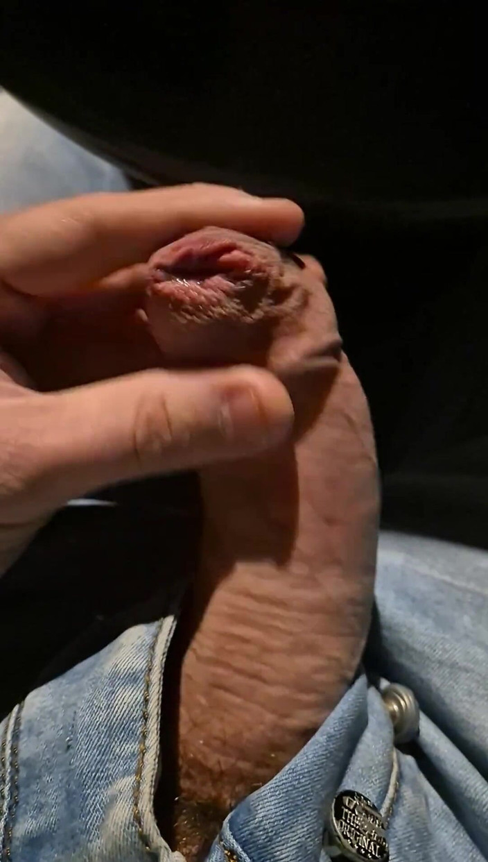 GloomyChase977: Se filtró precum de mi prepucio apretado