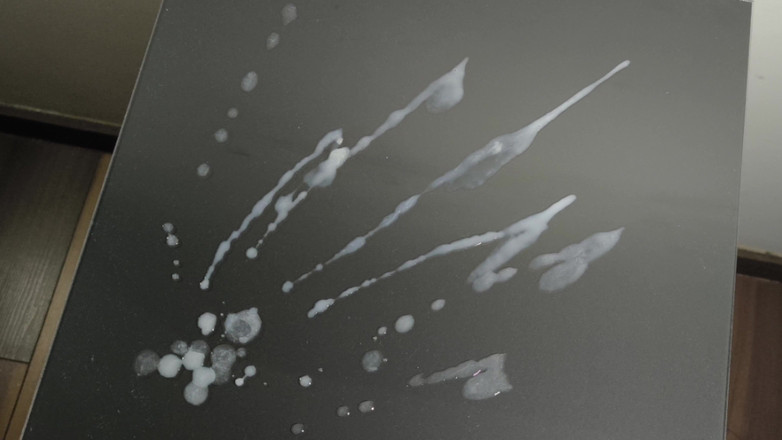 LolaCD: Sprutar ut sprayen med spermasprut