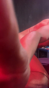 Saya suka membuat dildo buatan sendiri dan memasukkannya ke dalam pantat kecil saya.
