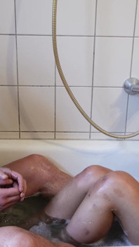 První rozhovor - Nika Cyberslut nahá ve vaně