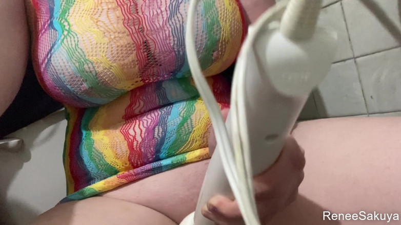 Renee Sakuya: Body arcobaleno hitachi su capezzoli e figa, sborrata rapida