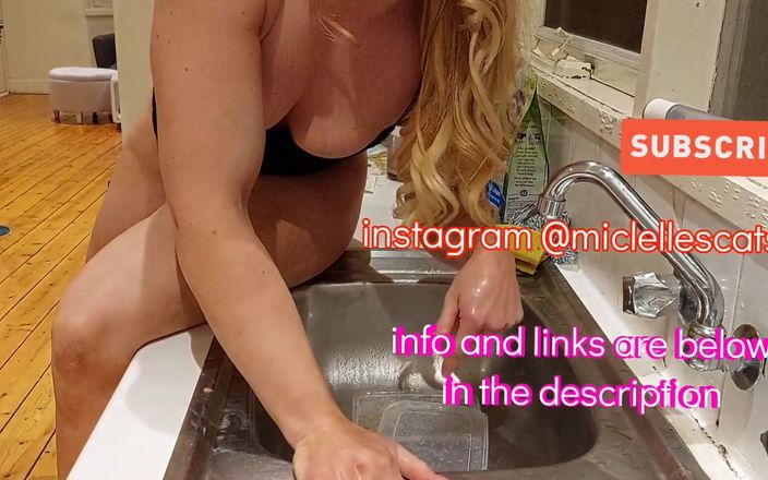 Michellexm: Cewek seksi ini lagi asik kaki kakinya sambil cuci kaki!...