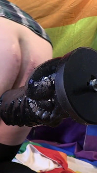 Se Faire Baiser À La Machine Par Ce Gros Jouet Xxl