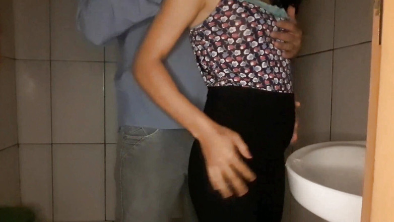 Xhacamisinha: Ngentot pelayan di kamar mandi di supermarket!