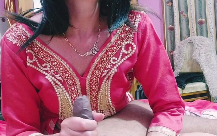 Bolly Karma: 柔らかい手のふしだらな熟女はBBCの世話をします