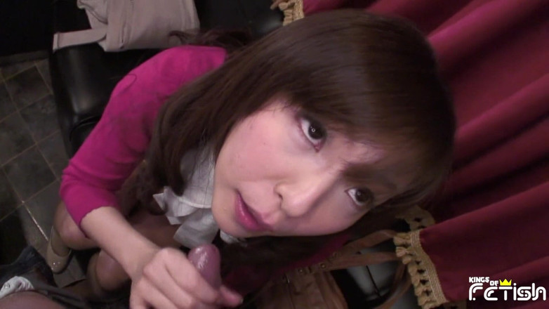 Pure Japanese adult video ( JAV): 恥ずかしがり屋の日本の熟女は就職の面接で毛深いコックを吹き、口の中で精液を取得します