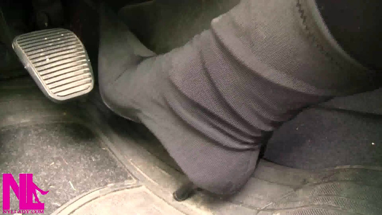 Nyllady: Revving im kleidung, schwarze stiefel