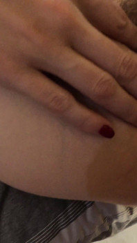 Gretige babe's slordige pijpbeurt eindigt met een mondvol sperma