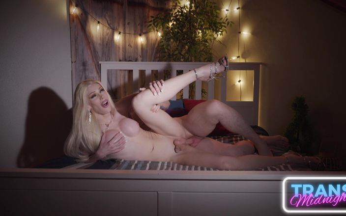 Trans Roommates: Trans blond lekker wijf Eris Jolie houdt van grote lullen