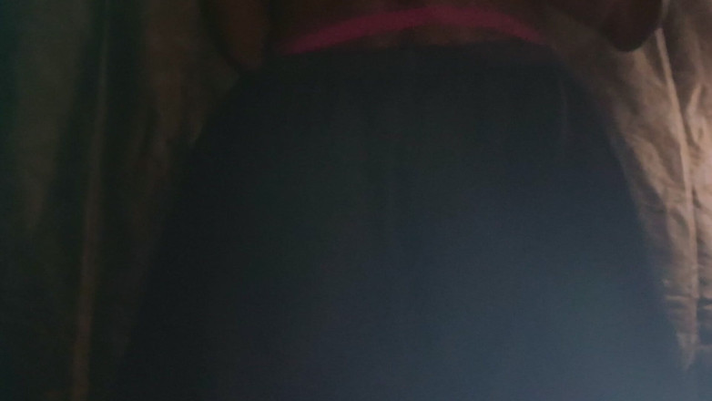 Ombunny: Exotischer Fitness-Femboy in keuschheits-striptease und hocken in dein gesicht