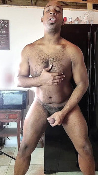 Cavalcando un enorme dildo sulla porta del frigorifero