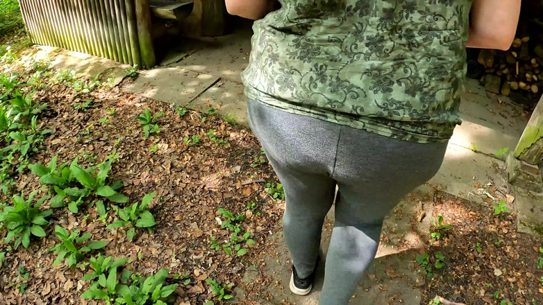 Bouncy Tits Action: Socando o cu e chicoteando em público
