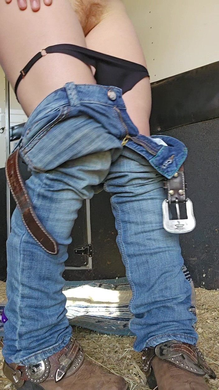 NaughtyRedFarmgirl: Roșcată fute curul și pizda cu un dop masiv stropind peste...