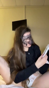 Ragazza russa con le mutandine sporche balla - spettacolo multiplo di mutandine bianche e nere