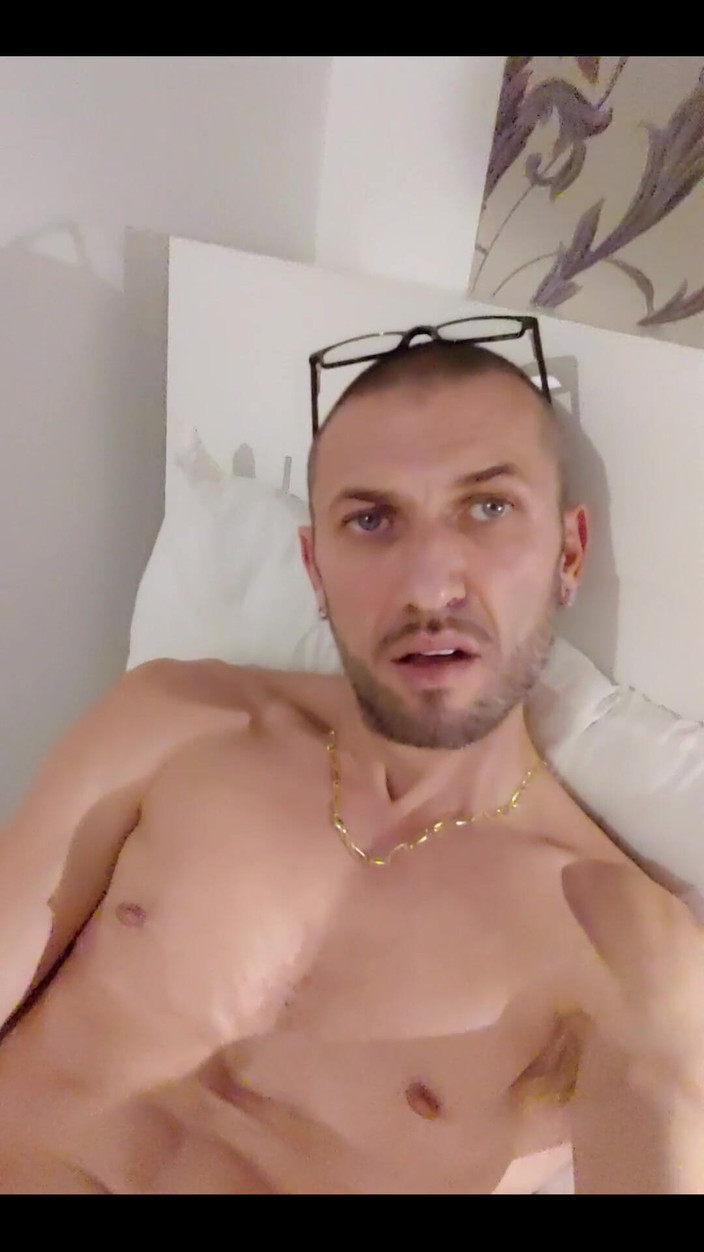 Boy jerking off: Muž sólo
