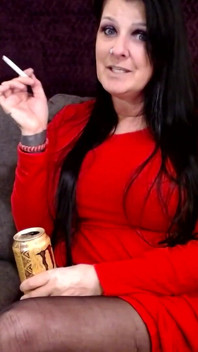 Tante girang rambut merah lagi asik merokok