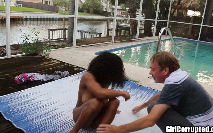 Girl Corrupted: Ivy, femeie sexy cu țâțe negre excersează nud pe puntea D...