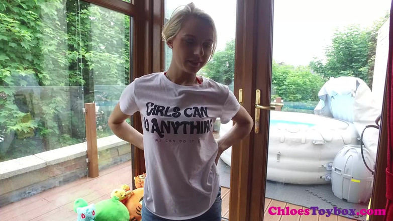 Chloe Toy: Diversão com banheira de hidromassagem