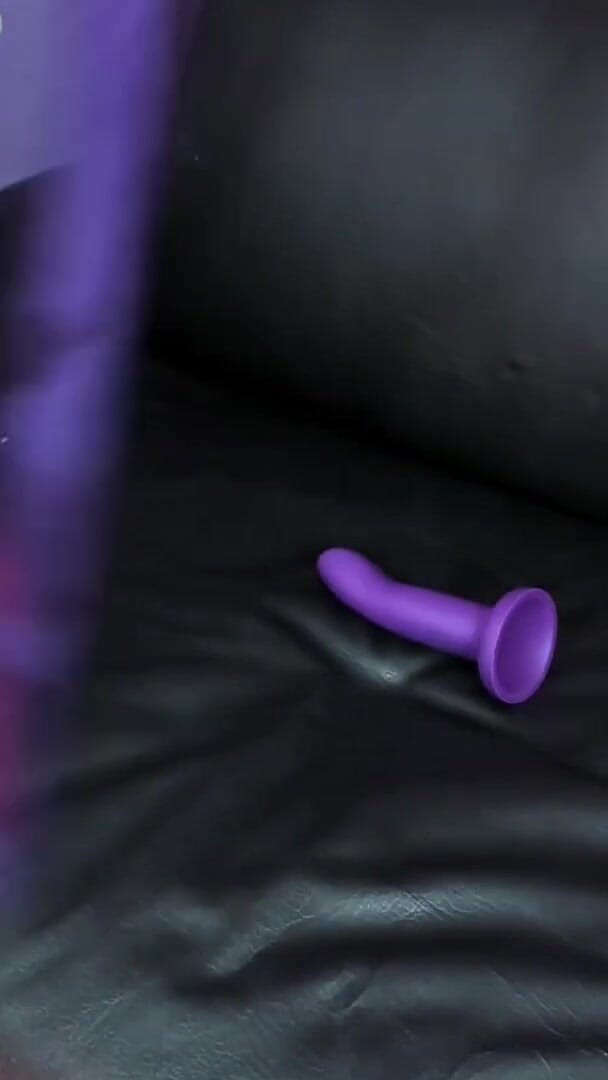 Squirt rain: Un dildo mare pentru vaginul ei mic