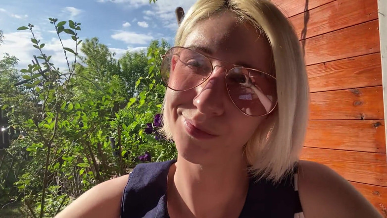 Cuteblonde666: Fumer dehors montre ma chatte poilue