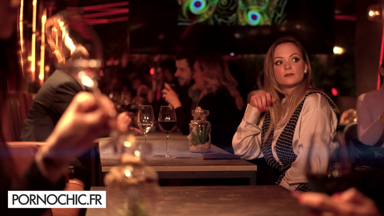 Pornochic: 레스토랑 화장실에서 펠라하는 Tiffany Leiddi