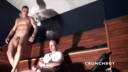 Crunch Boy: Nathan dikongkek keras oleh Jordan Fox