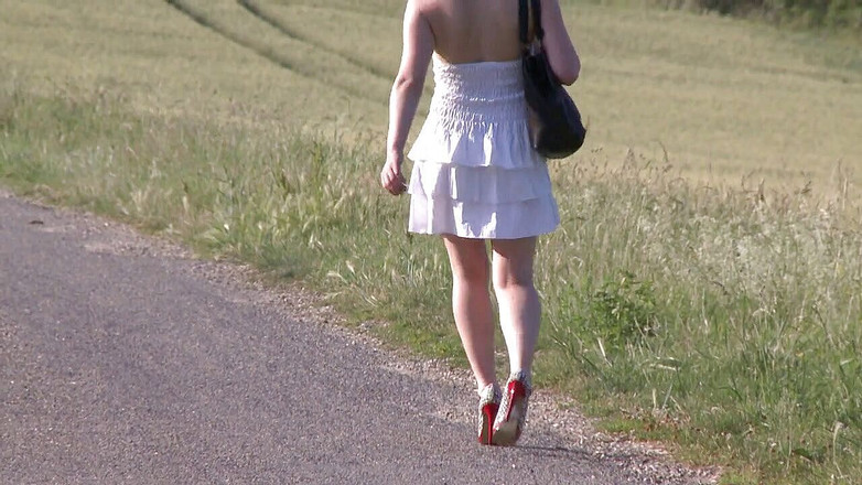 Alkrys: 在度假期间，这个 18 岁的女孩被她朋友的继父性交