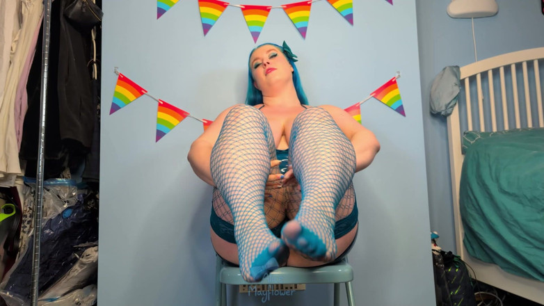 Alice_Mayflower_Scottish: Adoration des pieds dans des bas résille bleus - fille solo