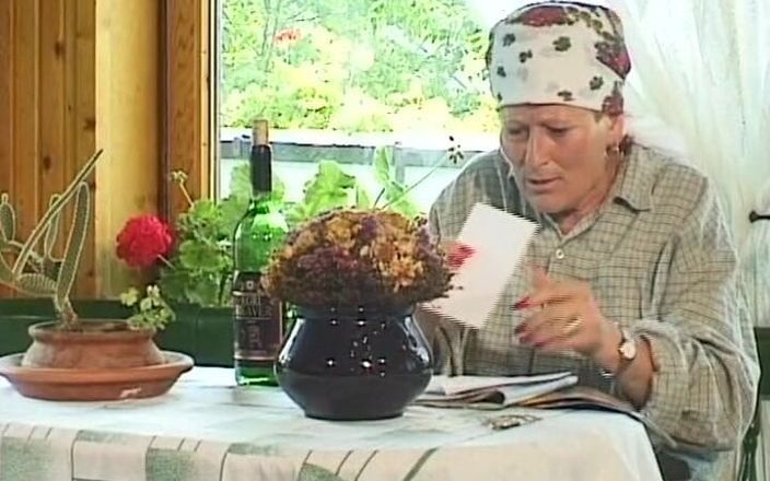 Deutsche Frauen: Nonna tedesca arrapata gangbang all'aperto
