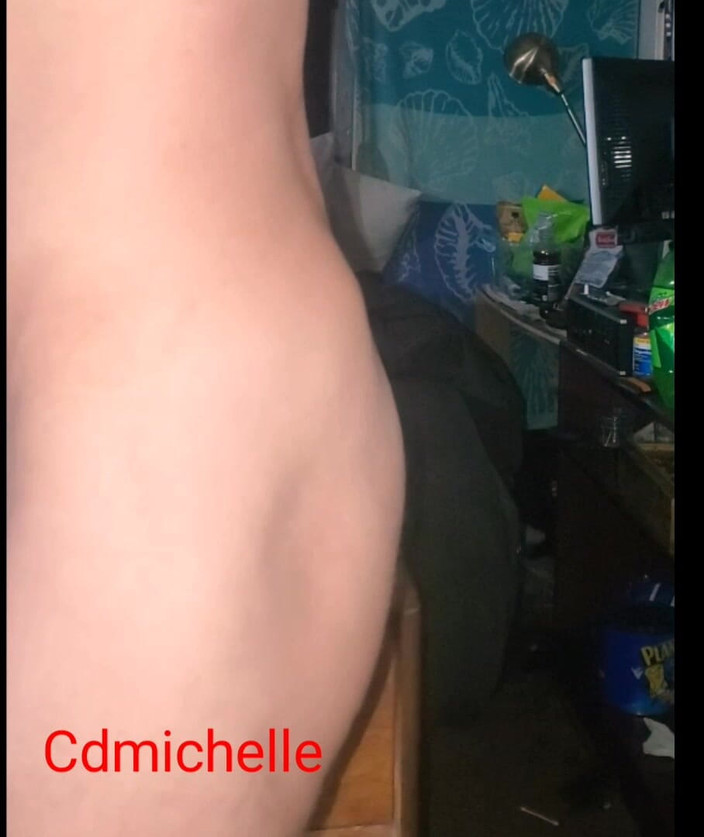 Crossdressers Cd Michelle wearing sexy lingerie: Cdmichelle Enfile Une Culotte Blanche Et Des Bas Nylon