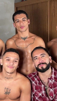 Twink Hung Studs kongkek tag pasukan comel tanpa kondom dubur tegar