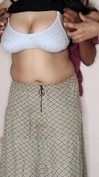L'amica della ragazza ha detto prima di leccare il mio scivolo, poi ha cavalcato il mio grosso cazzo