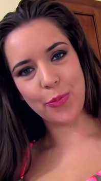 Kate Alton se desnuda y hace una paja perfecta con una polla enorme