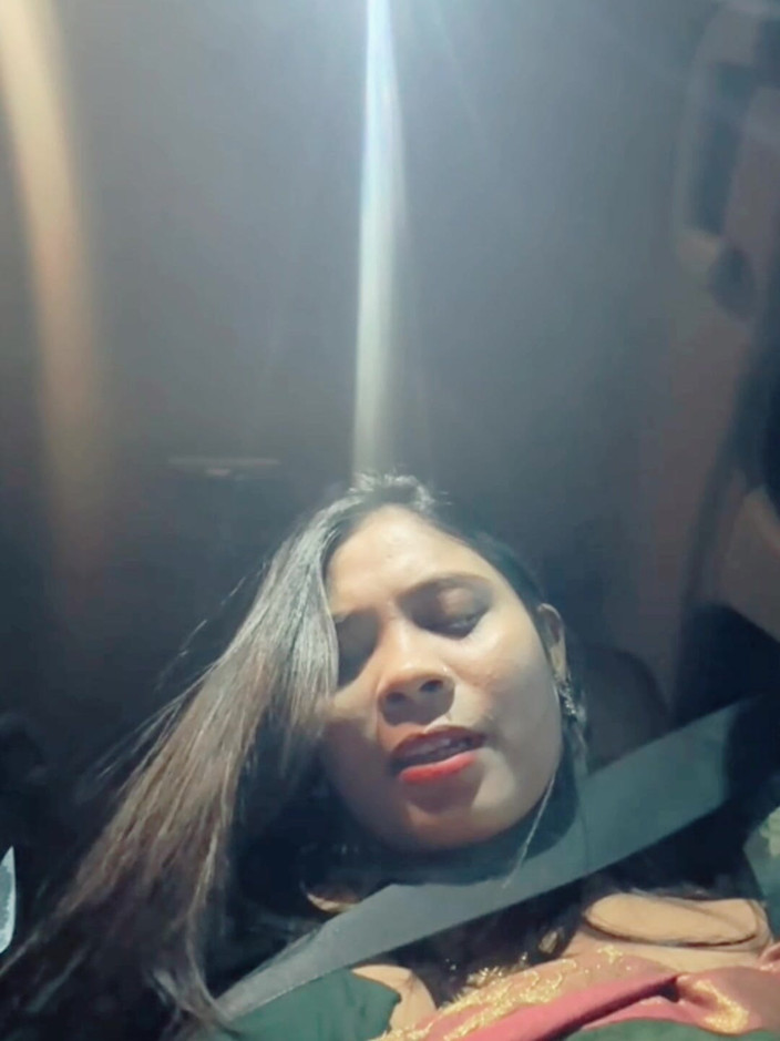 Nisha bhabhi ki chudai: Zeigen sie dicken möpsen im auto, wenn sie fahren.