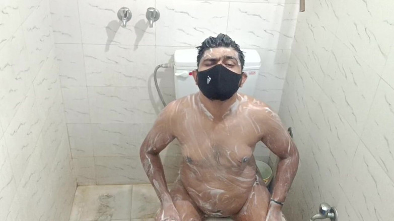 Jyoti Verma: Tisdag badrum naken dans och massage