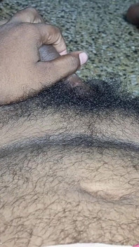 India con chico grande al aire libre se masturba con besos