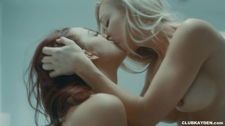 Kayden Kross: Kayden Kross come Evelin Stone em vídeo lésbico quente