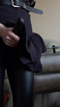 Trans v černém apartmá šukej kundičku hračku a udělej skvělé sperma