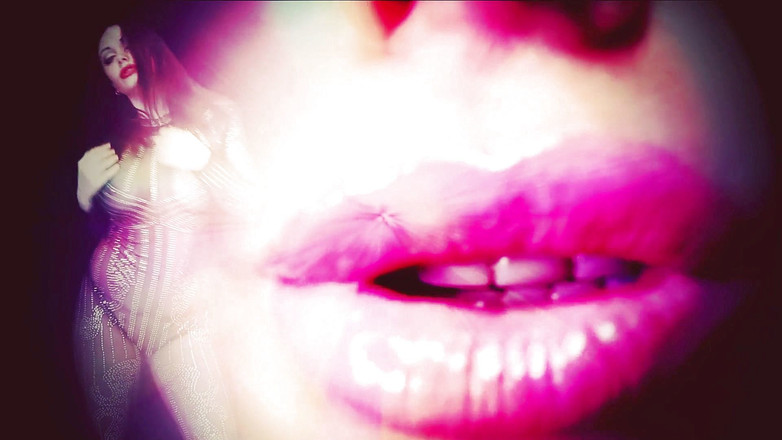 Goddess Misha Goldy: İhtiyacınız olan tek şey büyüleyici dudaklarım!