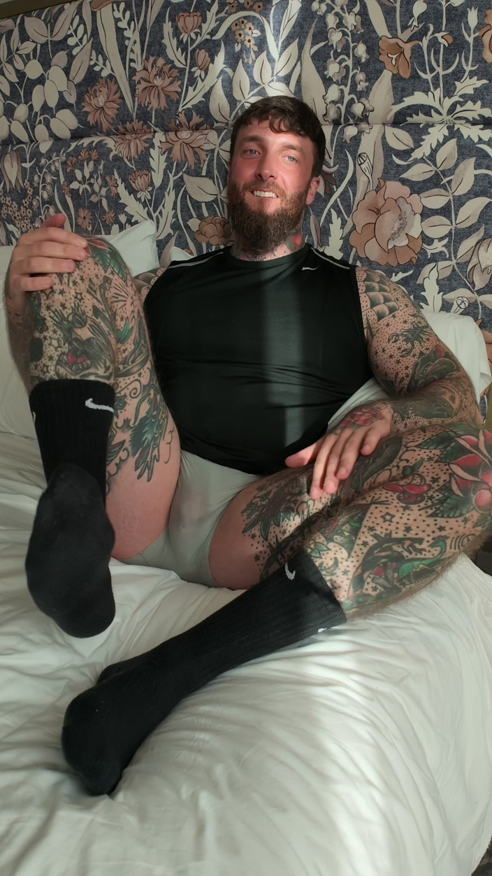 Tattooed Dom: Tattooed Dom Foot Worship Solo Countdown