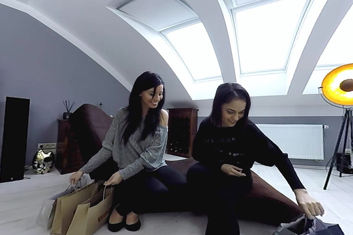 RealityLovers VR original: Girls' Shopping Adventure