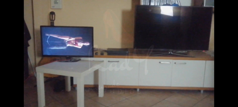 Yvonne: 낯선 사람에게 묶였다