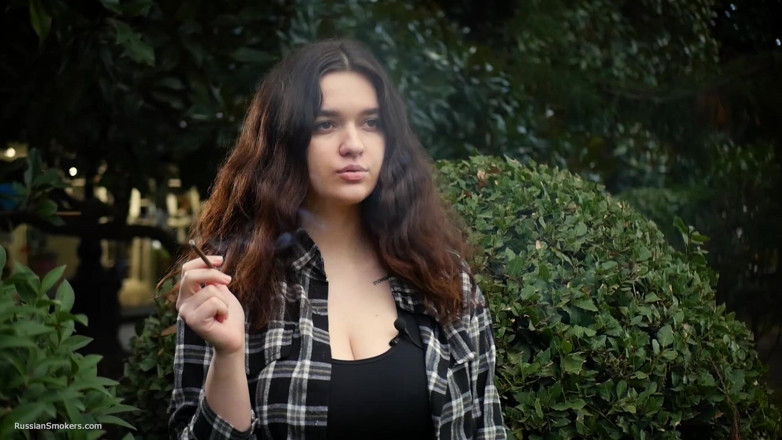Russian Smokers: Dolce e tettona ragazza russa che fuma una sigaretta in...