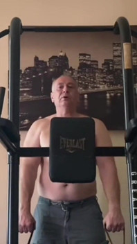 Hombre fuerte se masturba después de entrenar