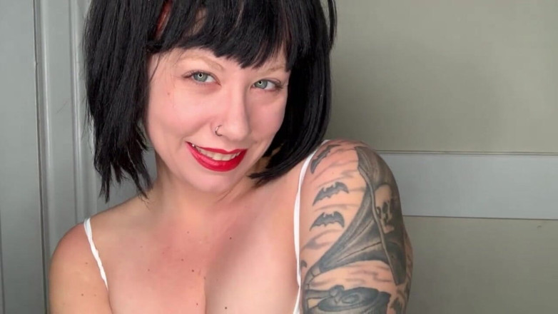 Deanna deadly: Novia provoca con labios rojos y lencería blanca