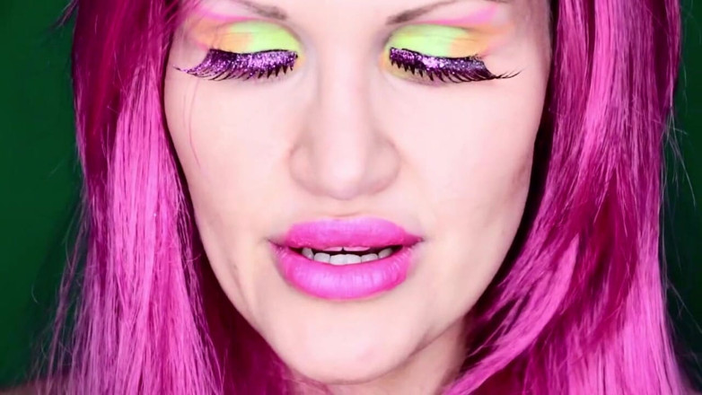 Lady Mesmeratrix Official: Trapped inside my lipstick