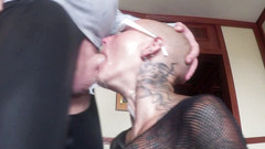 Slutwife Club: Uległa łysa niewolnica Vlija cieszy się długim szorstkim jebanie w twarz...